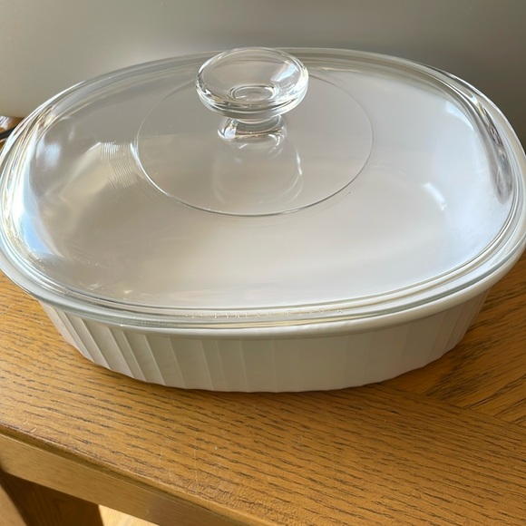 CorningWare® French White 1.8-quart Oval Baking Dish with Lid - Picture 1 of 3